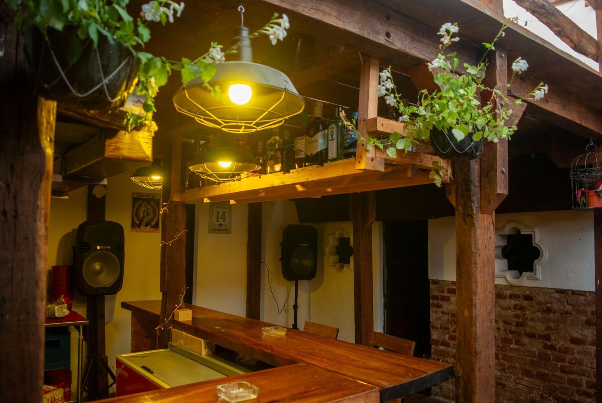 Kamazoztz Hostel And Travel Антигуа-Гватемала Экстерьер фото