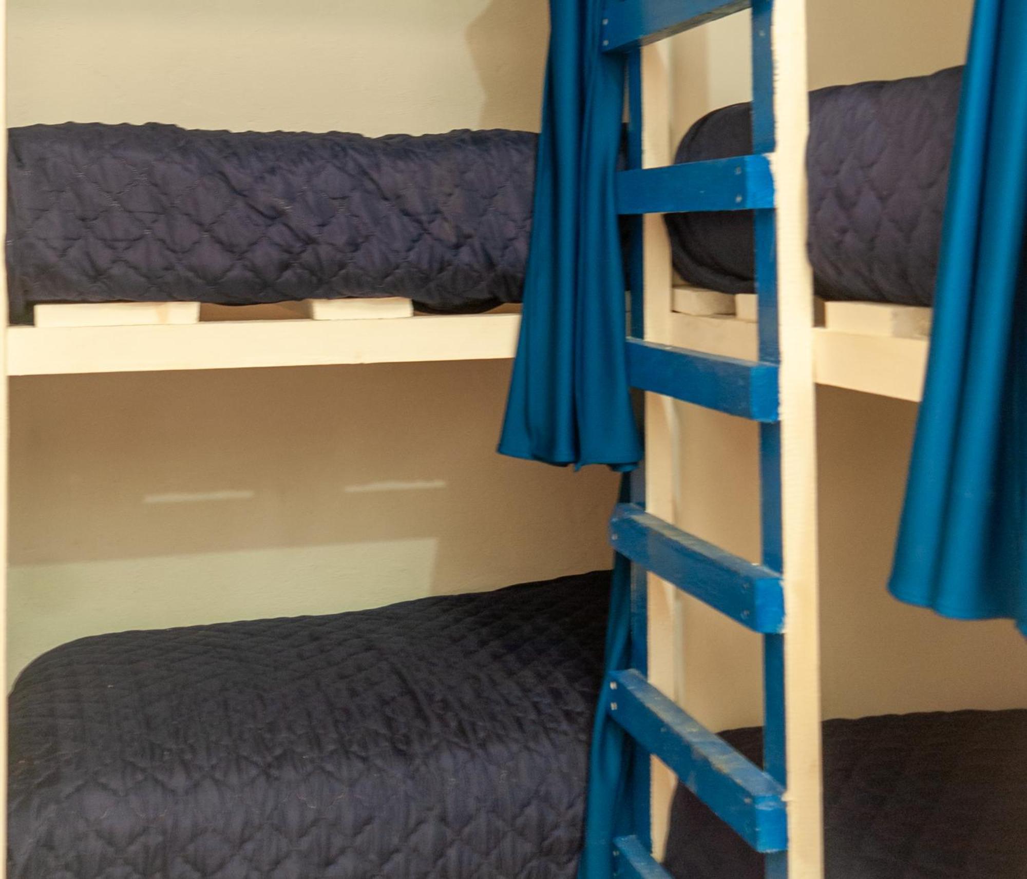 Kamazoztz Hostel And Travel Антигуа-Гватемала Экстерьер фото