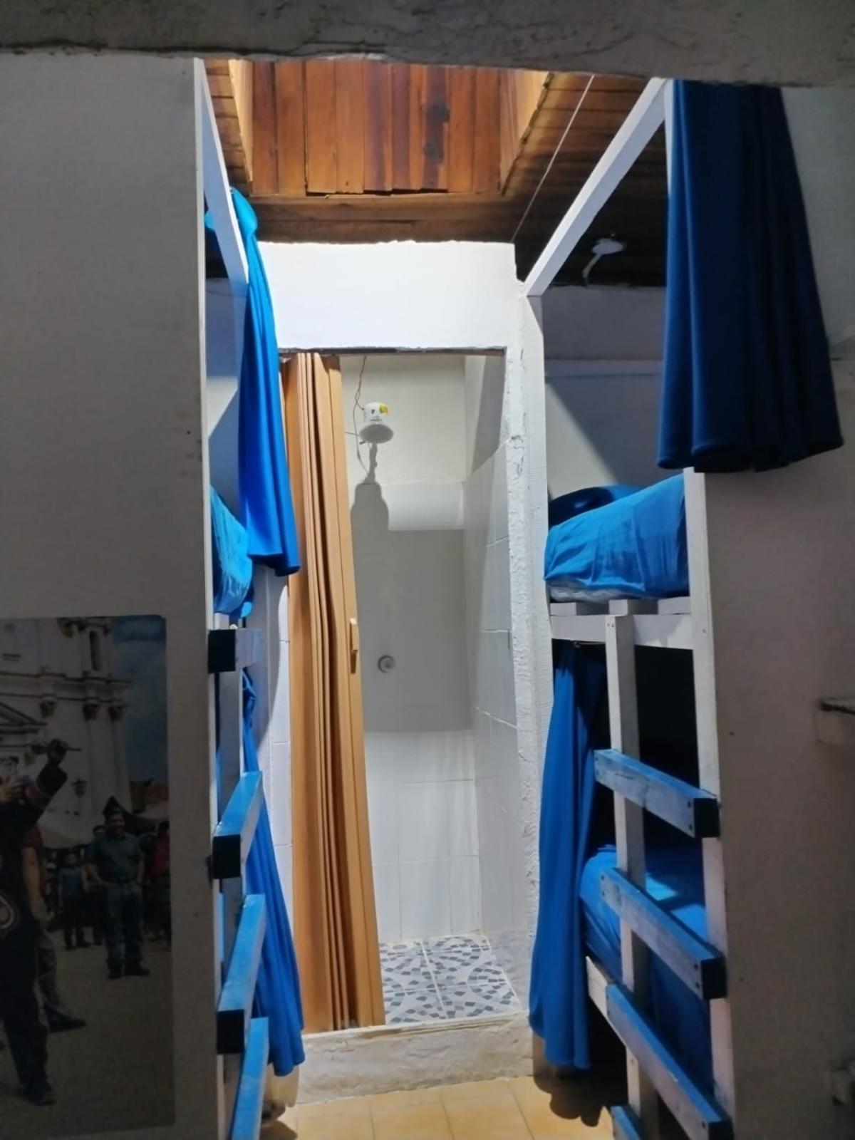 Kamazoztz Hostel And Travel Антигуа-Гватемала Экстерьер фото