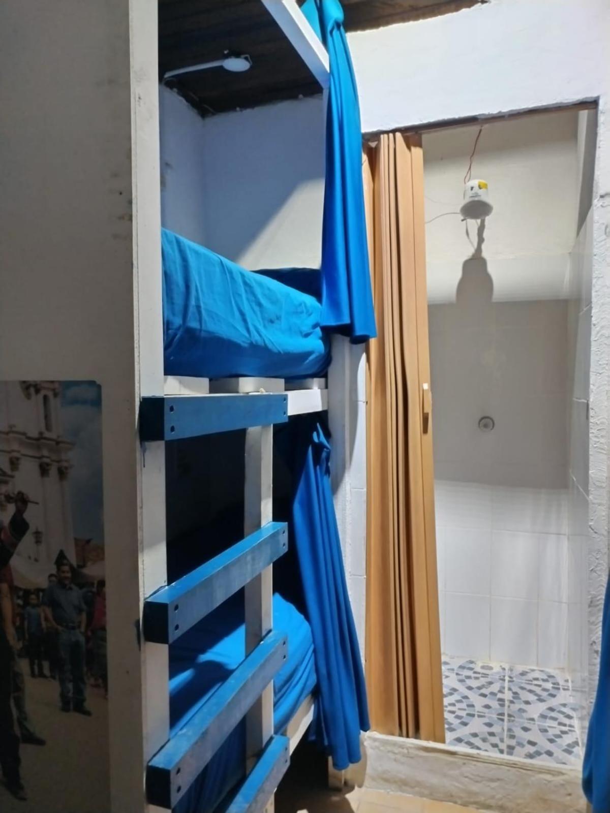 Kamazoztz Hostel And Travel Антигуа-Гватемала Экстерьер фото